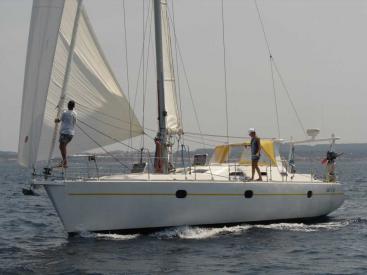 AYC - Universal Yachting 44 / Sous voiles