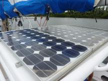 Panneaux solaires sur capote rigide