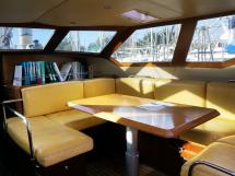 AYC Yachtbroker - JFA 45 Deck Saloon - Banquettes de carré en cuir