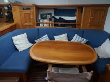 Universal Yachting 49.9 - Table et banquettes de carré