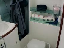 Oceanis 323 Clipper - WC dans la salle d'eau