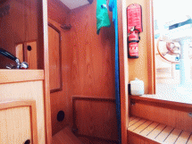 AYC Yachtbroker - Crozet B - Cabine de douche de la salle d'eau arrière