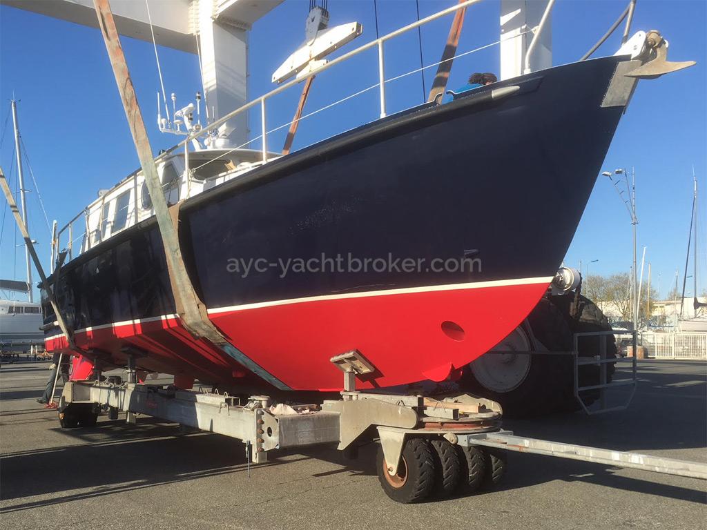 AYC Yachtbrokers - Trawler Meta King Atlantique - Nouvel antifouling rouge