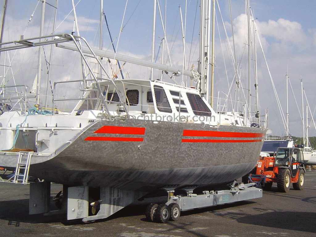 AYC Yachtbroker - Crozet B - Sur la remorque hydraulique