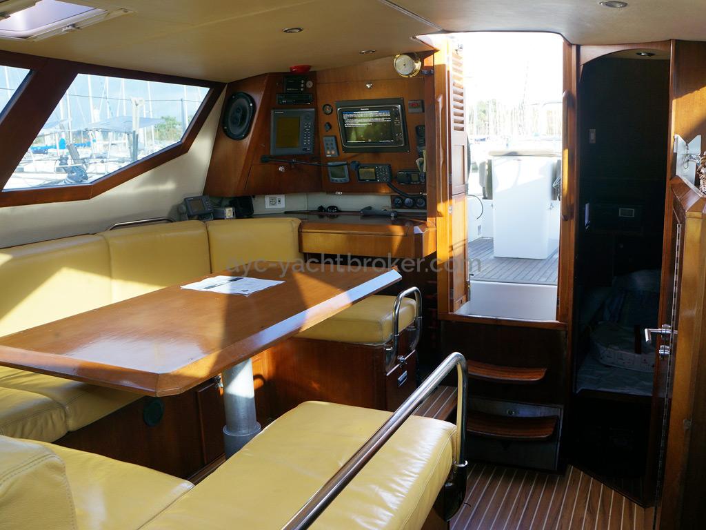 AYC Yachtbroker - JFA 45 Deck Saloon - Carré et table à cartes