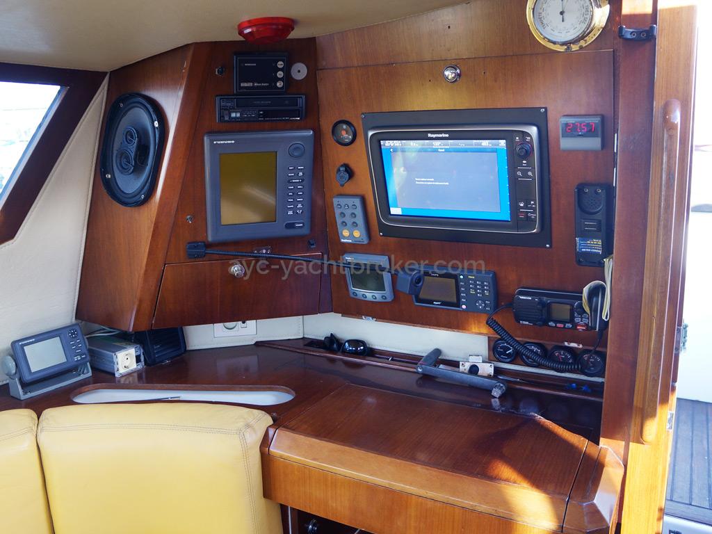 AYC Yachtbroker - JFA 45 Deck Saloon - Table à cartes et électronique