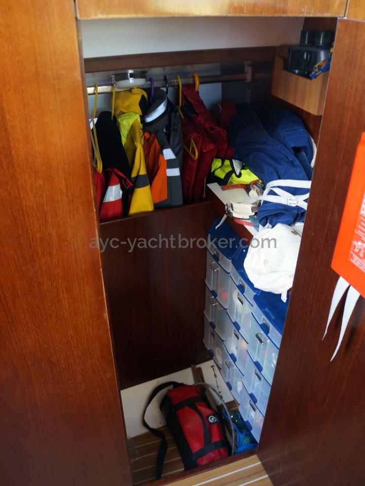 AYC Yachtbroker - JFA 45 Deck Saloon - WC/atelier sur bâbord