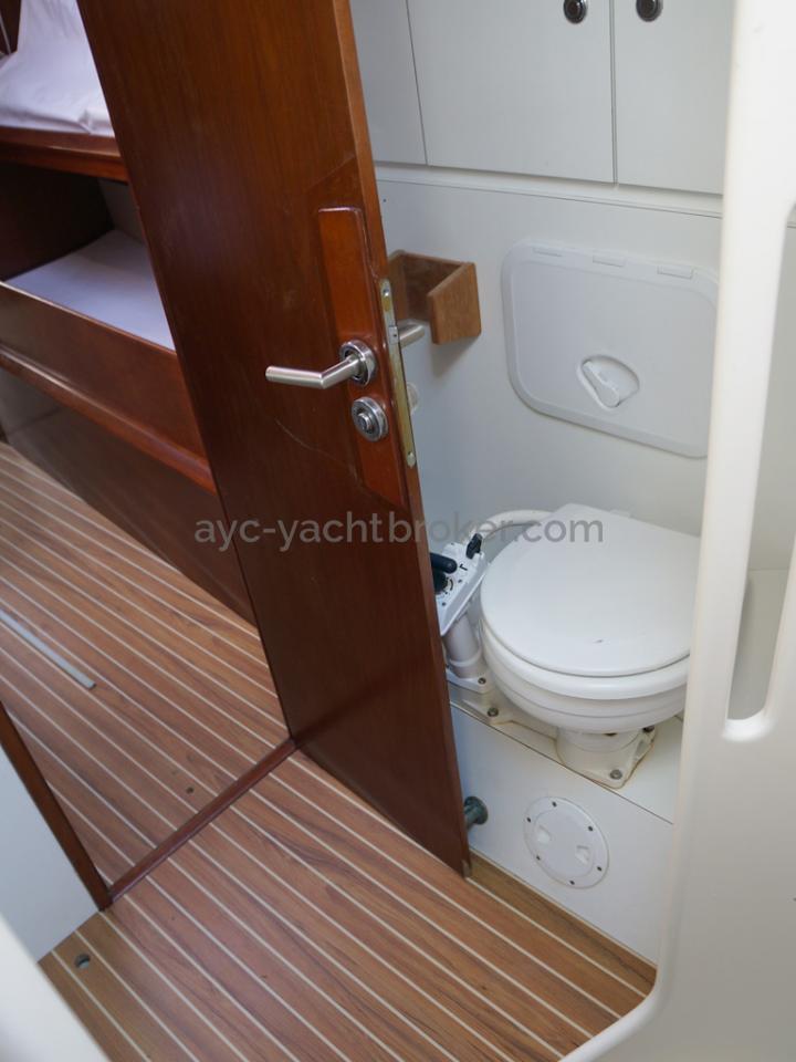 AYC Yachtbroker - JFA 45 Deck Saloon - WC de l'a salle d'eau avant