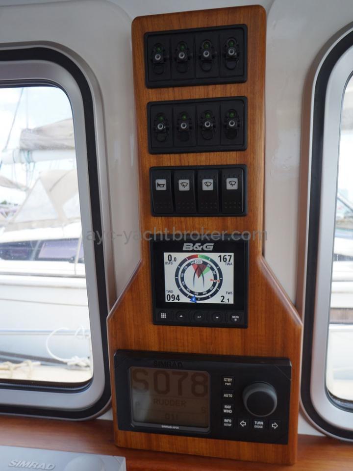 AYC - Trawler fifty 38 / Electronique au poste de barre