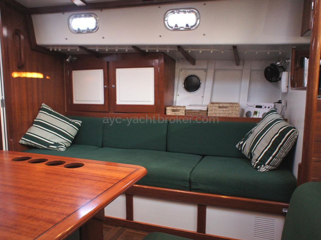 AYC Yachtbrokers - Tocade 50 - Banquette tribord / banette de quart