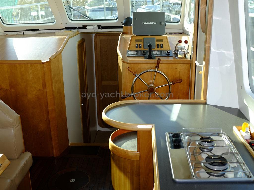 AYC Yachtbroker - Trawler Meta King Atlantique - Poste de barre