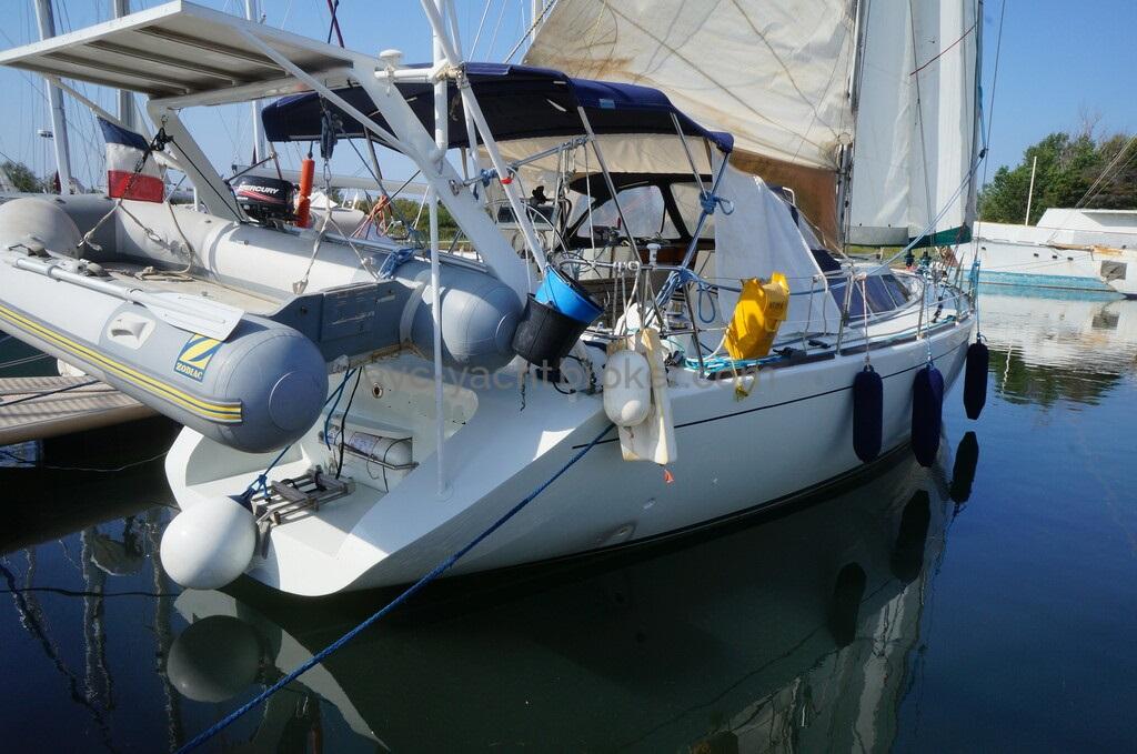 Universal Yachting 44 - AYC