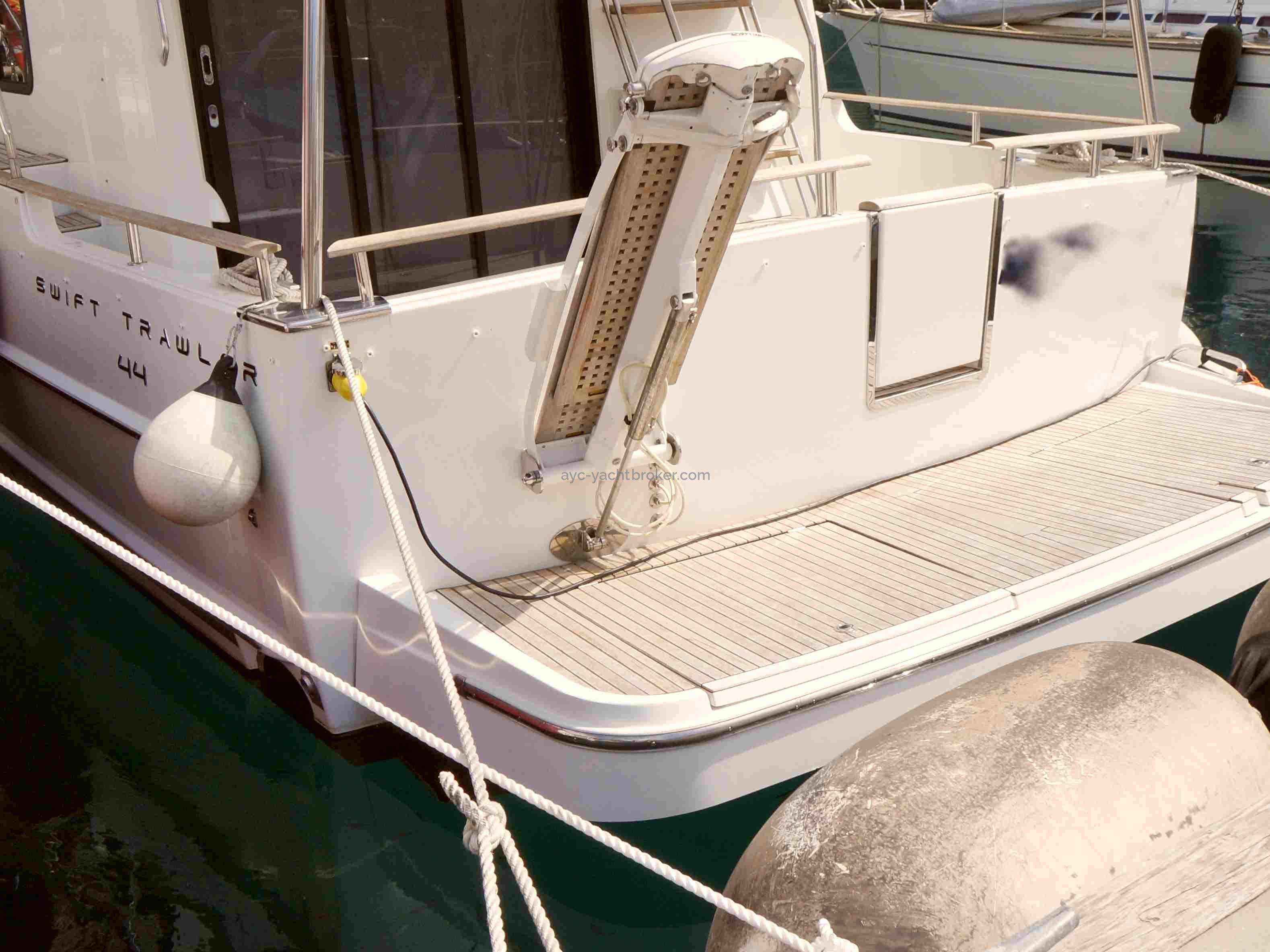 AYC - Plage arrière - Swift Trawler 44 by Beneteau