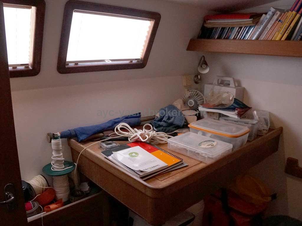 Cat Flotteur 45 - Bureau / plan de travail dans cabine arrière tribord