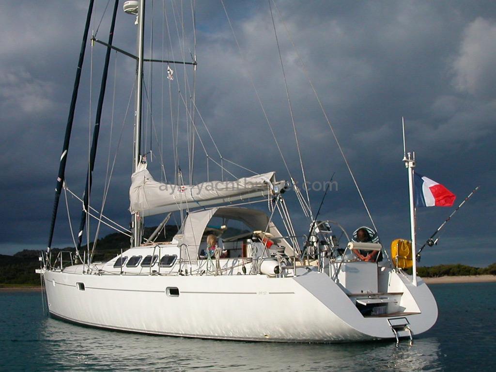 Universal Yachting 49.9 - Au mouillage