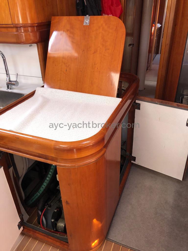AYC Yachtbroker - Cigale 16 - Logement moteur dans le carré