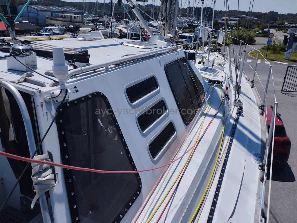 AYC Yachtbroker - Crozet B - Rouf et passavant tribord